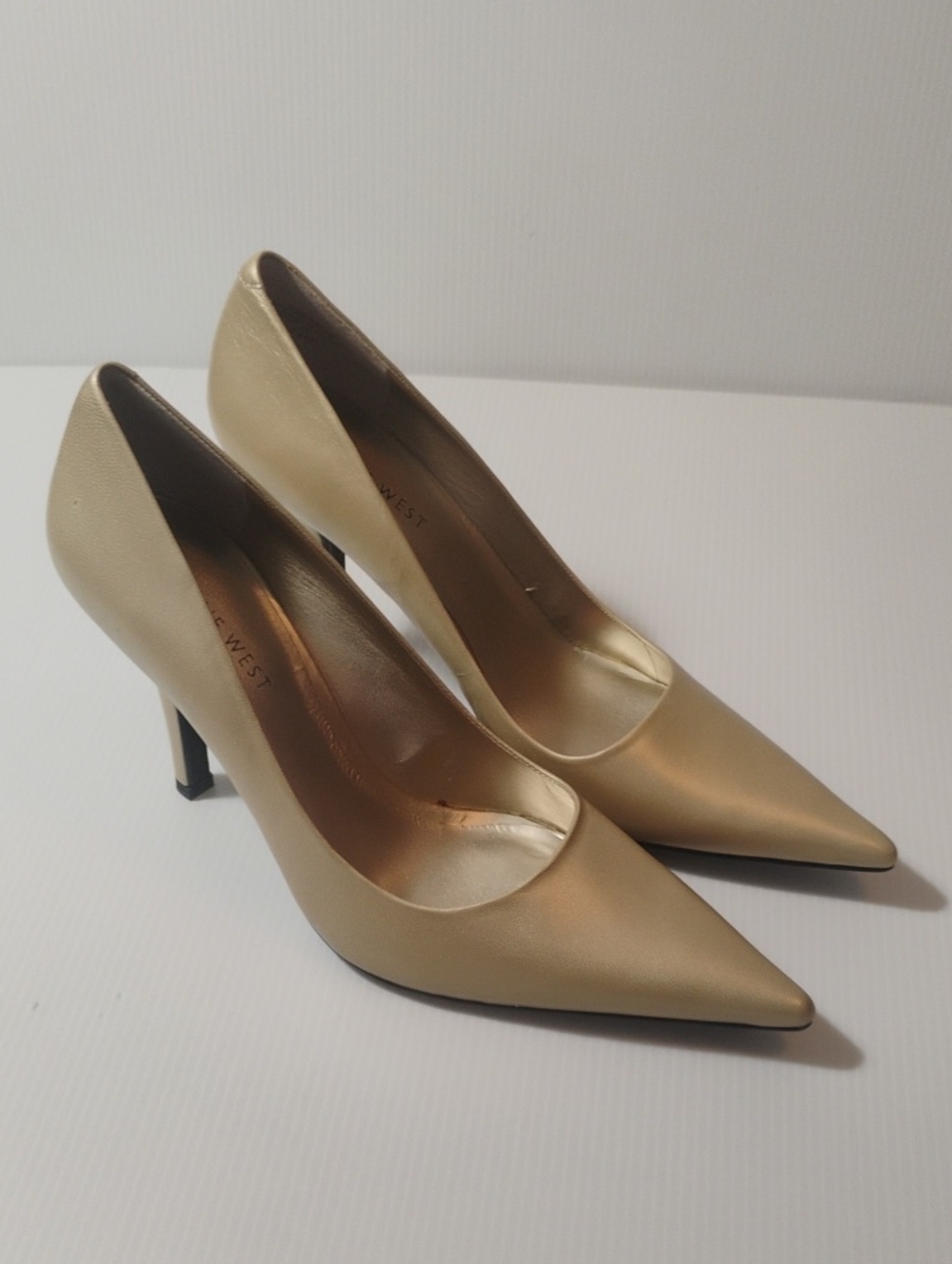 Nine West Gold Matte Leather Pumps New In Box Size 7.5 - Picture 7 of 7